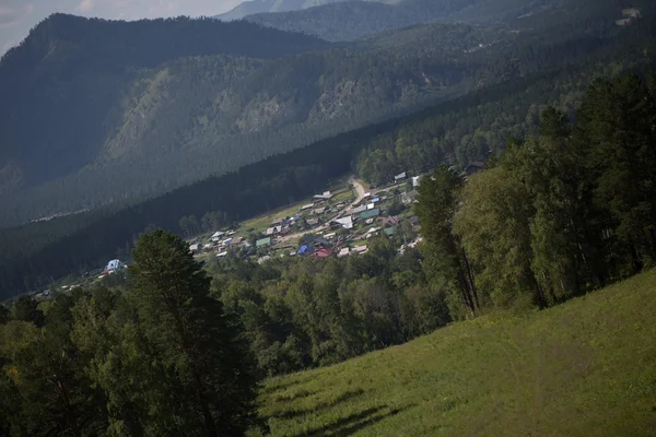 Utsikt över en liten stad från en höjd — Stockfoto