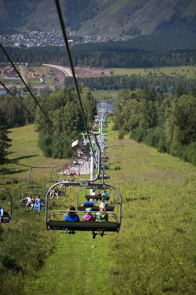 The ski lift in the Altai mountains — Stock Photo, Image