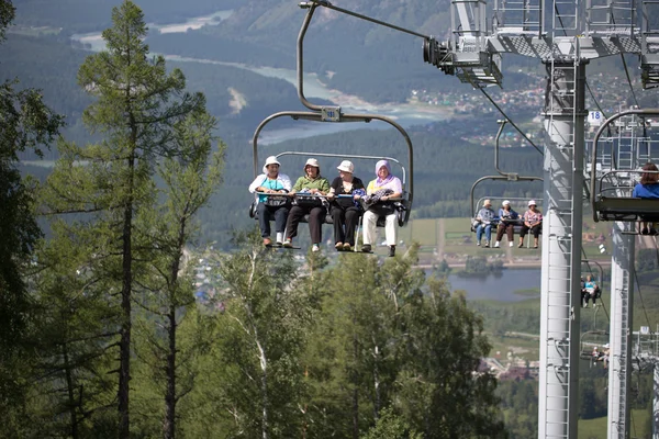 The ski lift in the Altai mountains — Stock Photo, Image