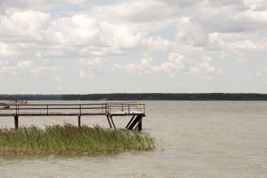 Alacakaranlıkta ahşap iskele