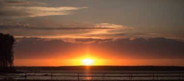 Gün batımında tahta iskele