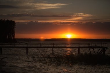 Gün batımında tahta iskele