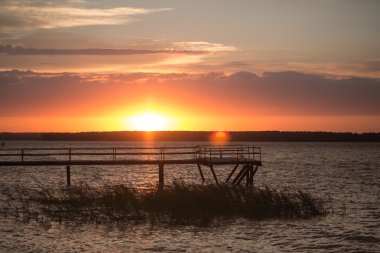 Gün batımında tahta iskele