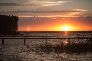 Gün batımında tahta iskele