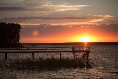 Gün batımında tahta iskele