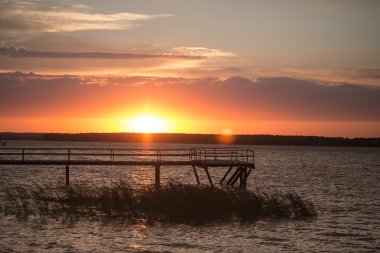 Gün batımında tahta iskele