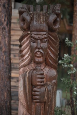 Ormanda tahtadan bir figür.