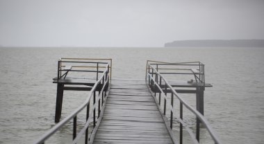 Alacakaranlıkta ahşap iskele