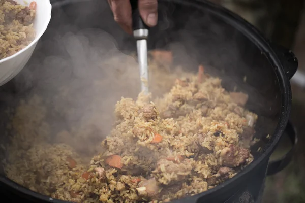 Pilaf, dimasak di luar ruangan — Stok Foto