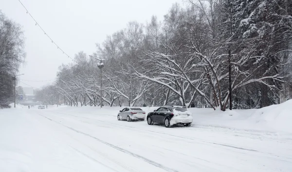 Russia. Winter. The cars are on the road — Stock Photo, Image