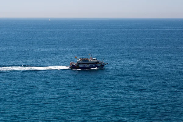 Η βάρκα στην όμορφη γαλάζια θάλασσα — Φωτογραφία Αρχείου