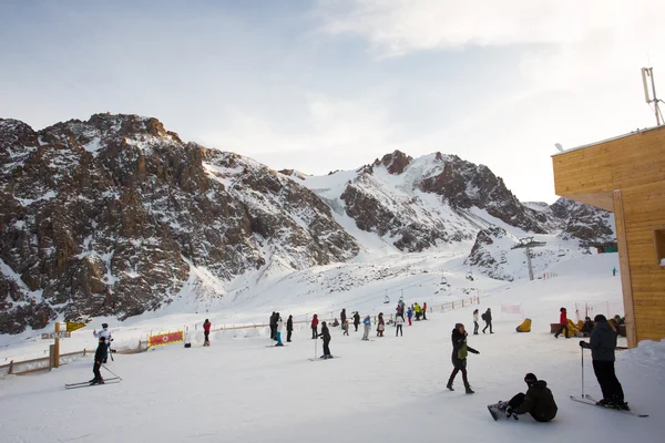 Centrum rekreacji dla narciarzy i snowboardzistów — Zdjęcie stockowe