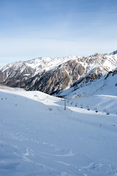 Chimbulak の雪の山でケーブルカー — ストック写真