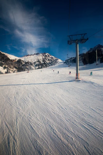 The cable car in the snowy mountains Chimbulak — Stock Photo, Image