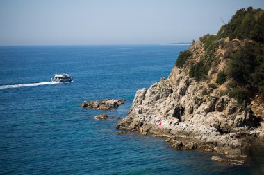 Güzel mavi deniz tekne