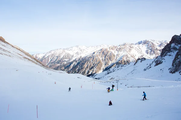 Hermosas montañas paisaje de invierno —  Fotos de Stock