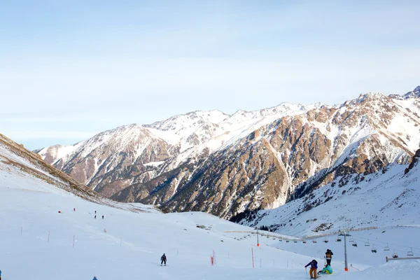 Kolejki linowej w snowy góry Chimbulak — Zdjęcie stockowe