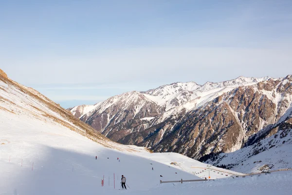 Kolejki linowej w snowy góry Chimbulak — Zdjęcie stockowe