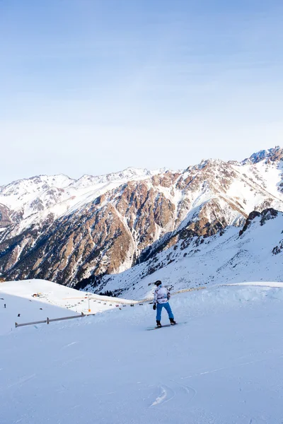 Snowboardzista w górach — Zdjęcie stockowe