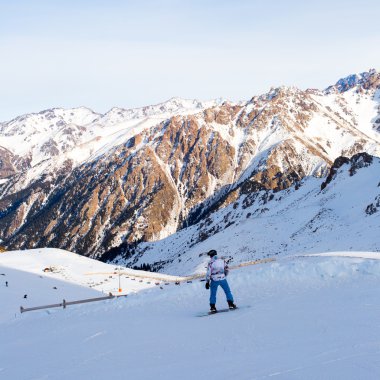 dağlarda Snowboarder