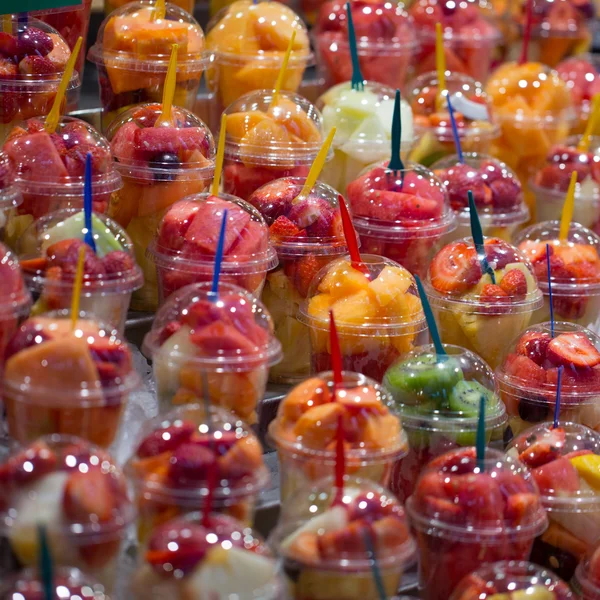 Fruitsalade in plastic bekers — Stockfoto