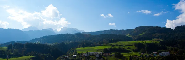 Prati verdi e cielo azzurro — Foto Stock