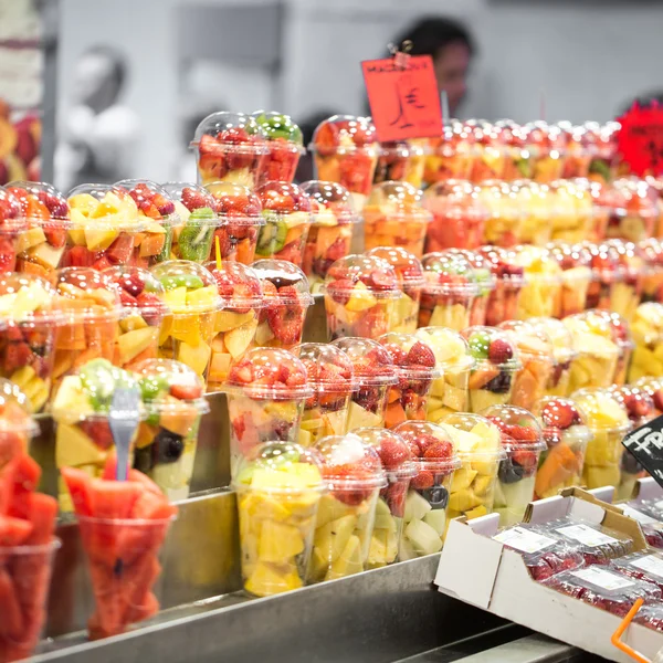 Fruitsalade in plastic bekers — Stockfoto