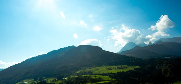 Prati verdi e cielo azzurro — Foto Stock