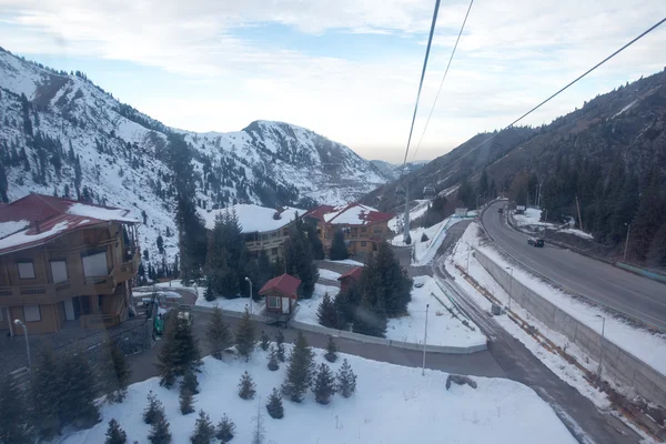 El teleférico en las montañas nevadas Chimbulak — Foto de Stock