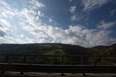 Yol, yeşil çayırlar, mavi gökyüzü