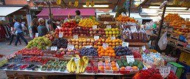 Renkli meyve ve sebzeler ile meyve pazarı