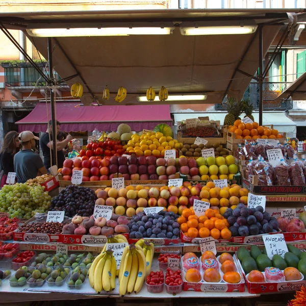 Renkli meyve ve sebzeler ile meyve pazarı — Stok fotoğraf