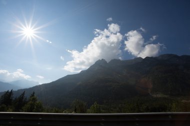 Yol, yeşil çayırlar, mavi gökyüzü