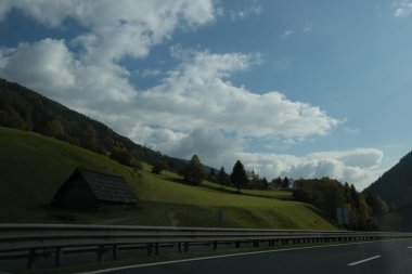 Yol, yeşil çayırlar, mavi gökyüzü