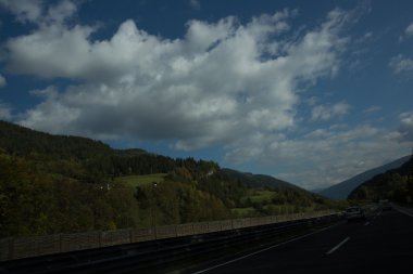 Yol, yeşil çayırlar, mavi gökyüzü