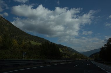 Yol, yeşil çayırlar, mavi gökyüzü