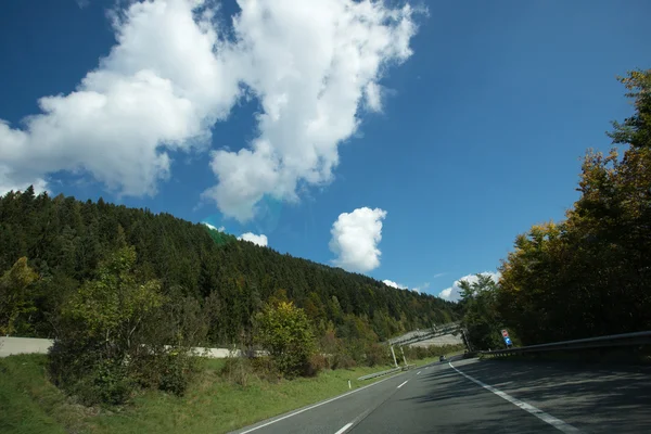 Road, zöld rétek, a kék ég — Stock Fotó