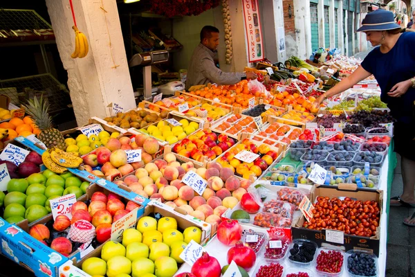 Renkli meyve ve sebzeler ile meyve pazarı