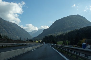 Yol, yeşil çayırlar, mavi gökyüzü
