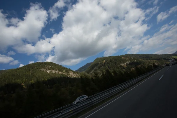 Yol, yeşil çayırlar, mavi gökyüzü — Stok fotoğraf