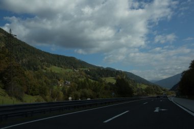 Yol, yeşil çayırlar, mavi gökyüzü