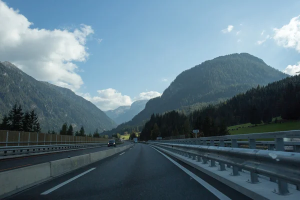 Straße, grüne Wiesen, blauer Himmel — Stockfoto