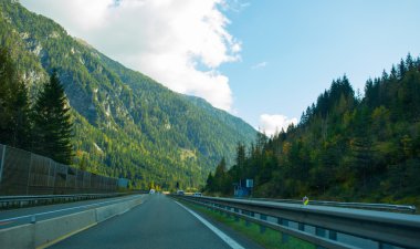 Yol, yeşil çayırlar, mavi gökyüzü