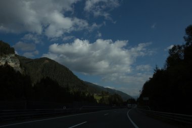 Yol, yeşil çayırlar, mavi gökyüzü