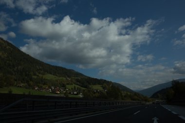 Yol, yeşil çayırlar, mavi gökyüzü