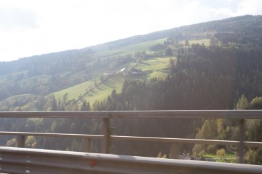 Yol, yeşil çayırlar, mavi gökyüzü