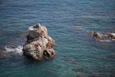 Deniz, güneş ve kayalar