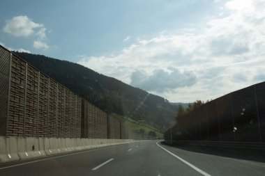 Yol, yeşil çayırlar, mavi gökyüzü