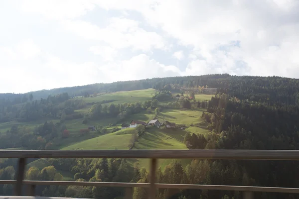 Straße, grüne Wiesen, blauer Himmel — Stockfoto