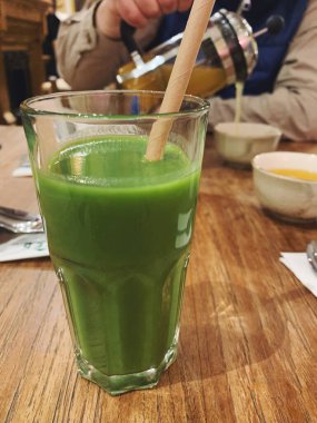 Ahşap masada cam içinde kibrit kokteyli. Kağıt kokteylli sağlıklı vejetaryen içeceği.